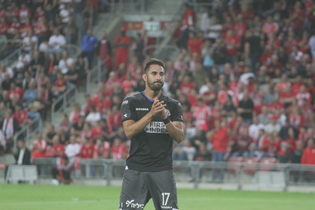 אלון תורג'מן מהפועל חיפה. לא מאמין שזה קורה לו (צילום: בן בודה)